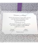 <p>Invitație de nuntă romantică, cu coperta de culoare gri şi ornament floral de trandafir în relief de culoare argintie. Interiorul invitației este la fel gri cu print clasic alb, unde se introduce cartonașul alb cu textul invitației. Panglica invitației poate fi modificată în 3 variante de culori: alb, bordo și mov. În prețul invitației este inclus plic crem.</p>