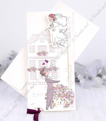 <p>Invitație de nuntă confecționată din carton alb lucios și decorată cu folio crem. În momentul în care veți trage în jos de panglica din satin, mireasa va coborî de la balcon, în brațele mirelui, iar textul invitației va putea fi citit. În prețul invitației este inclus plic.</p>