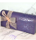 <p>Invitație de nuntă în stil rustic cu un cufăr din carton de culoare bleumarin. Cufarul este decorat cu motive florale imprimate cu folio crem. În interiorul cufărului se introduce invitaţia în formă de papirus de culoare maro decorată cu imprimeuri florale destinată printării textulu. Panglica arămie ajută la închiderea cufărului.</p>