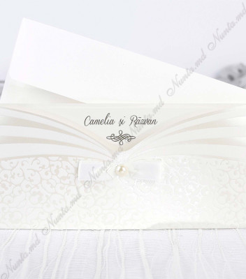 <p>Stoc limitat.</p><p>Invitație de nuntă confecționată din carton crem, cu aplicații folio de model floral. Invitația este de forma unui plic elegant în care intră cartonul sidefat destinat tipăririi. Pe partea superioară a plicului se atașează o fundiță albă din organza, însoțită de o perlă. În prețul invitației este inclus plic alb.</p>