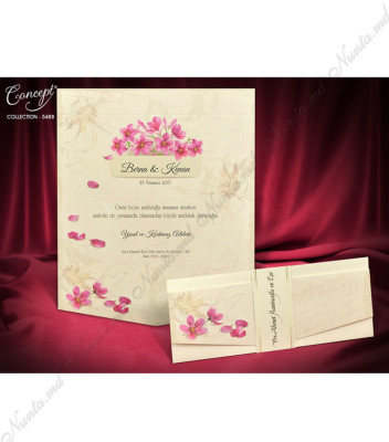 <p>Invitație de nuntă sub formă de plic, confecționată din carton striat, de culoare aurie sidefată, decorat cu motive florale roz. Invitația se pliază în patru părți și se prinde cu o banderolă confecționată din carton cu borduri aurii. Invitația nu are plic inclus și nu necesită prin natura sa.</p>