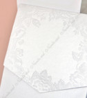 <p>Invitație de nuntă elegantă realizată din carton alb sidefat care se pliază în 3 părți pe orizontală, pe partea din mijloc se printează textul decorat cu flori multicolore. Plicul invitației este ornamentat cu model floral în relief. Invitația include plic alb pe care se poate atașa opțional un plic de interior culoare piersic (cost suplimentar 4lei / buc).</p>