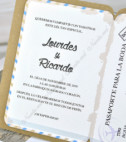 <p>Invitație de nuntă originală cu copertă în formă de pașaport. Este elaborată în detaliu pe hârtie din carton reciclat cu o ghirlandă de inimi. Cuvintele UNITED STATE OF LOVE apar embosat în folio cu reflexii metalice. În interiorul invitației se atașează un cartonaș cu textul invitației care imită datele pașaportului. Invitația include plic pe care se poate atașa optional un plic suplimentar interior cu harta lumii (cost suplimentar 4lei / buc).</p>