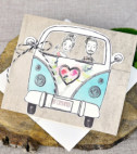 <p>Invitație de nuntă haioasă având desenată o mașină cu doi miri, la deschiderea invitației se vede un calendar în care se poate marca marele eveniment și alte textul invitației. In prețul invitației este inclus plic ivory.</p>