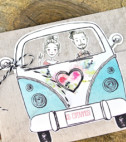<p>Invitație de nuntă haioasă având desenată o mașină cu doi miri, la deschiderea invitației se vede un calendar în care se poate marca marele eveniment și alte textul invitației. In prețul invitației este inclus plic ivory.</p>