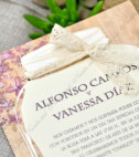 <p>Invitație de nuntă în stil rustic cu un borcan de miere. Este un model cu nota vintage ce contureaza pe mijloc un borcan ornat cu o fundiță din macrame și decor floral din flori de liliac. Textul este printat în interiorul borcanului. Invitația Include plic crem pe care se poate introduce opțional un plic interior (cost suplimentar 4 lei / buc).</p>