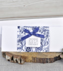 <p>Invitație de nuntă elegantă în formă dreptunghiulară, accesorizată cu fundă din saten albastră, de care atîrnă o etichetă cu inscripție specială. Textul se imprimă pe un carton sidefat, argintiu. În prețul invitației este inclus plicul alb.</p>