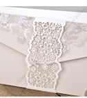 <p>Invitație de nuntă elegantă care este compusă din două părți, un carton suport de culoare crem închis care se pliază în trei pe orizontală, având elemente decor floral și bentiță decorata cu flori decupate prin metoda laser. Textul se tipărește pe un carton ivory lucios. În prețul invitației este inclus plic ivory.</p>