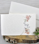 <p>Invitație de nuntă clasică de culoare albă, cu motive florale care se pliază în 3 părți pe verticală. Textul invitației se printează îe partea din mijloc. Cele două părți ale cartonului exterior sunt prinse de o etichetă pe care sunt inscripționate inițialele mirilor. Preţul invitației include plic ivory.&nbsp;</p>