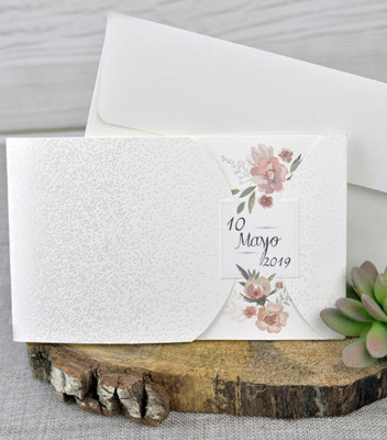 <p>Invitație de nuntă clasică de culoare albă, cu motive florale care se pliază în 3 părți pe verticală. Textul invitației se printează îe partea din mijloc. Cele două părți ale cartonului exterior sunt prinse de o etichetă pe care sunt inscripționate inițialele mirilor. Preţul invitației include plic ivory.&nbsp;</p>
