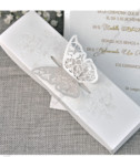 <p>Invitație de nuntă elegantă cu fluturaș și design floral embosat alb 3D. Modelul prezentat este realizat din carton de culoare ivory atât cutia cât și cartonul text . Fluturele este realizat prin tehnica decupării în laser. Cartonașul pe care se printează textul se rolează, se prinde cu ajutorul fluturașului și se introduce în cutie care servește drept plic.</p>