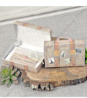 <p>Invitație de nuntă ingenioasă, în formă de valiză vintage decorat cu diverse motive de vacanță și luna de miere. Cartonul pe care se face tipărirea textului se pliază în patru părți, se accesorizează cu o fundiță și se introduce în valiză.</p>
