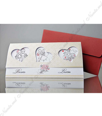 <p>Invitație de nuntă realizată din carton bej, care se pliază în trei pe orizantală. Textul este printat la mijloc, partea de jos conține imagini comice cu mirii, iar partea de sus, care este și coperta invitației, are trei decupaje în formă de inimă prin care se văd imaginile cu mirii. În prețul invitației este inclus plic de culoare roșie.</p>