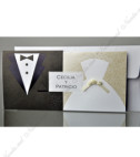 <p>Invitație de nuntă elegantă, realizată din două cartonașe albe decorate cu costumele mirilor în nuanțe maro închis și deschis. Textul se va tipări în interiorul unuia dintre cartonașe, iar pe coperta acestuia se pot imprima prenumele mirilor. Preţul include şi plic alb.</p>