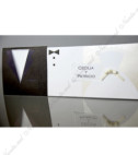 <p>Invitație de nuntă elegantă, realizată din două cartonașe albe decorate cu costumele mirilor în nuanțe maro închis și deschis. Textul se va tipări în interiorul unuia dintre cartonașe, iar pe coperta acestuia se pot imprima prenumele mirilor. Preţul include şi plic alb.</p>