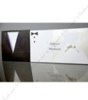 <p>Invitație de nuntă elegantă, realizată din două cartonașe albe decorate cu costumele mirilor în nuanțe maro închis și deschis. Textul se va tipări în interiorul unuia dintre cartonașe, iar pe coperta acestuia se pot imprima prenumele mirilor. Preţul include şi plic alb.</p>