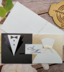 <p>Invitație de nuntă elegantă, realizată din două cartonașe albe decorate cu costumele mirilor în nuanțe maro închis și deschis. Textul se va tipări în interiorul unuia dintre cartonașe, iar pe coperta acestuia se pot imprima prenumele mirilor. Preţul include şi plic alb.</p>