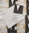<p>Invitație de nuntă elegantă, realizată din două cartonașe albe decorate cu costumele mirilor în nuanțe maro închis și deschis. Textul se va tipări în interiorul unuia dintre cartonașe, iar pe coperta acestuia se pot imprima prenumele mirilor. Preţul include şi plic alb.</p>
