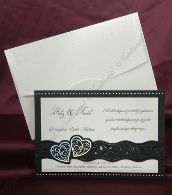 <p>Invitație de nuntă modernă confecționată dintr-un carton argintiu destinat textului, care se prinde de un carton negru cu elemente reliefate în formă de inimioare. (Stoc limitat)</p>