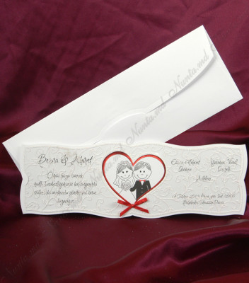 <p>Invitație de nuntă confecționată dintr-un carton mat destinat textului, cu o inimioară decorativă pe mijloc. Acesta se prinde într-o folie transparentă cu motive florale reliefate.</p>