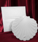 <p>Invitație de nuntă în forma de scoică accesorizată cu o perlă mică, care se deschide în sus pe orizontală. În preț este inclus plic alb sidefat.</p>