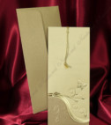 <p>Invitație de nuntă confecționată dintr-un carton lucios destinat textului. Peste cartonaș cu ajutorul unei sfoare aurii se suprapune o foaie transparentă cu imprimeu auriu. În costul invitației este inclus un plic bej sidefat.</p>