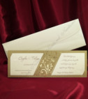 <p>Invitație de nuntă confecționată din carton crem, cu margini bej și imprimeuri aurii. În preț se include și plic.</p>