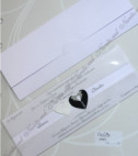 <p>Invitație de nuntă din carton alb acoperită cu o folie transparentă cu două inimioare ce reprezintă mirele și mireasa. Folia este decorată cu un grilaj alb în formă de fagure, făcînd vizibil textul. Invitația conține plic alb. (Stoc limitat)</p>