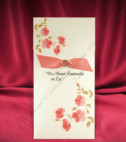 <p>Invitație de nuntă confecționată dintr-un carton sidefat de culoare crem. Cartonașul cu textul imprimat, se introduce într-un plic cu motive florale de culoare piersic, accesorizat cu o fundiță lucioasă.</p>