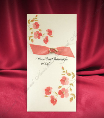 <p>Invitație de nuntă confecționată dintr-un carton sidefat de culoare crem. Cartonașul cu textul imprimat, se introduce într-un plic cu motive florale de culoare piersic, accesorizat cu o fundiță lucioasă.</p>