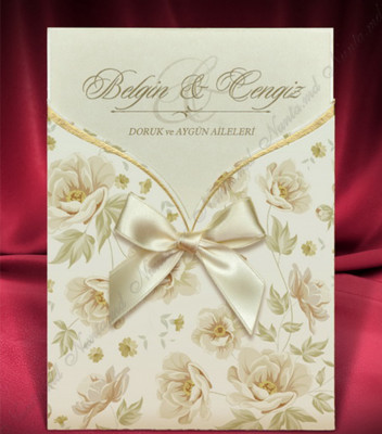 <p>Invitație de nuntă confecționată dintr-un carton de culoare crem mat destinat tipăririi textului. Invitația se introduce într-un toc din carton crem sidefat cu model floral și accesorizat cu o fundiță lucioasă crem, ce servește drept plic .</p>