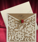 <p>Invitație vintage din carton maro destinat tipăririi textului care se introduce intr-un plic de culoare crem sidefat cu decupaj floral executat cu laser, accesorizat cu o floare roșie și fundiță din sfoară. Invitația conține și un plic crem sidefat.</p>