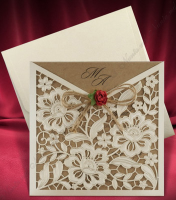 <p>Invitație vintage din carton maro destinat tipăririi textului care se introduce intr-un plic de culoare crem sidefat cu decupaj floral executat cu laser, accesorizat cu o floare roșie și fundiță din sfoară. Invitația conține și un plic crem sidefat.</p>