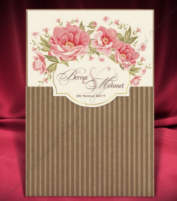 <p>Invitație de nuntă vintage cu motiv floral. Cartonașul invitației se introduce într-un plic maro striat. Invitația nu se pliază.</p>