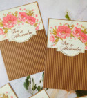 <p>Invitație de nuntă vintage cu motiv floral. Cartonașul invitației se introduce într-un plic maro striat. Invitația nu se pliază.</p>