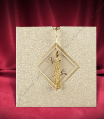 <p>Invitație de nuntă cu imprimeu crem este compusă dintr-un cartonaș accesorizat cu un ciucur auriu care se introduce într-un suport cu imprimeu și decupaj romb. Invitația nu are plic.</p>