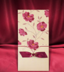<p>Invitație de nuntă confecționată dintr-un carton crem sidefat texturat. În plicul cu impreimeu floral se introduce cartonașul cu text. Invitația este accesorizată cu o fundiță lucioasă.</p>