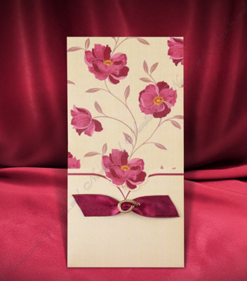 <p>Invitație de nuntă confecționată dintr-un carton crem sidefat texturat. În plicul cu impreimeu floral se introduce cartonașul cu text. Invitația este accesorizată cu o fundiță lucioasă.</p>