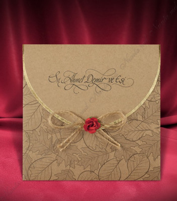<p>Invitație de nuntă vintage, confecționată din carton crem cu tematică florală. Acest cartonaș este destinat tipăririi textului. Se introduce într-un plic maro imprimat cu model din frunze și accesorizat cu o floare roșie și fundiță din sfoară de cânepă.</p>
