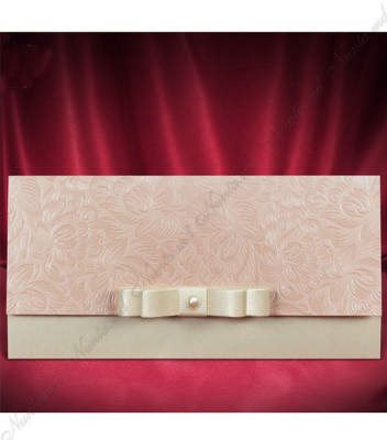 <p>Invitație elegantă de culoare roz deschis, cu model reliefat și accesorizată cu o fundiță. Invitația conține un singur carton ce se pliază în 3 pe orizontală luând forma unui plic.</p><p>(Stoc limitat)</p>