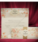 <p>Invitație de nuntă, confecționată dintr-un carton bej cu tematică florală de culoare piersic. Invitația se pliază în cinci părți pe orizontală și se prinde cu o bandă de carton, care este adiționată o etichetă cu inițialele mirilor. Invitația nu include plic suplimentar.</p>