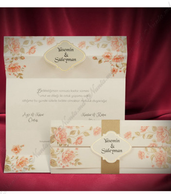 <p>Invitație de nuntă, confecționată dintr-un carton bej cu tematică florală de culoare piersic. Invitația se pliază în cinci părți pe orizontală și se prinde cu o bandă de carton, care este adiționată o etichetă cu inițialele mirilor. Invitația nu include plic suplimentar.</p>
