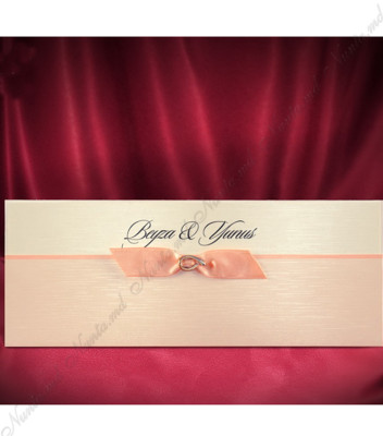 <p>Invitație de nuntă dreptunghiulară confecționată dintr-un carton bej sidefat care se introduce intr-un plic de culoare roz deschis, accesorizat cu fundiță roz satin.</p>