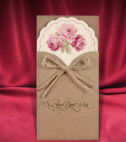 <p>Invitație de nuntă, model vintage realizată dintr-un carton crem mat cu model floral imprimat în partea de sus. Plicul este de culoare maro, decorat cu fundiță de sfoară.</p>