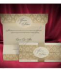 <p>Invitație de nuntă confecționată dintr-un carton crem sidefat de culoare auriu închis, cu imprimeu clasic în partea de sus și jos. Invitația se pliază în cinci pe orizontală și se prinde cu o fâșie de carton. În partea de sus sunt scrise numele mirilor care rămân în exteriorul invitației la închidere. Invitația nu include plic suplimentar.</p><p>(Stoc limitat)</p>