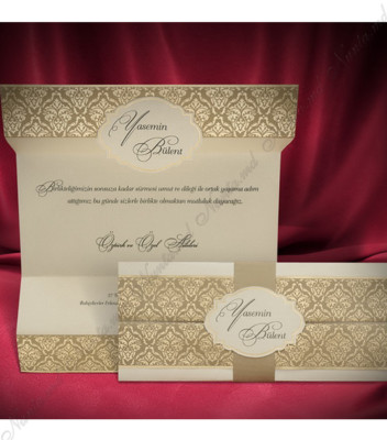 <p>Invitație de nuntă confecționată dintr-un carton crem sidefat de culoare auriu închis, cu imprimeu clasic în partea de sus și jos. Invitația se pliază în cinci pe orizontală și se prinde cu o fâșie de carton. În partea de sus sunt scrise numele mirilor care rămân în exteriorul invitației la închidere. Invitația nu include plic suplimentar.</p><p>(Stoc limitat)</p>