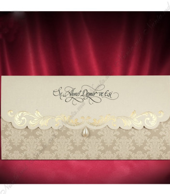 <p>Invitație de nuntă confecționată dintr-un carton crem sidefat, care se pliază în trei pe orizontală. Pe partea exterioară de sus pot fi printate numele mirilor sau numele invitatului. Invitația se închide cu ajutorul unei urechiușe și are ca accesoriu o perlă în formă de picătură.</p>