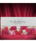 <p>Invitație de nuntă confecționată dintr-un carton ivory, care se pliază în trei părți pe orizontală, cu imprimeu floral în exterior și fundiță satinată roz.</p><p>(Stoc limitat)</p>