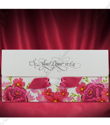 <p>Invitație de nuntă confecționată dintr-un carton ivory, care se pliază în trei părți pe orizontală, cu imprimeu floral în exterior și fundiță satinată roz.</p><p>(Stoc limitat)</p>
