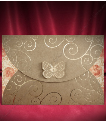 <p>Invitație de nuntă compusă din două părți. Cartonașul destinat imrimării textului este realizat dintr-un carton crem mat cu model floral pe margini. Acesta se introduce într-un carton maro, cu rol de plic, înfrumuseţat cu ornamente auriu care se închide cu ajutorul unui fluturaş.</p><p>(Stoc limitat)</p>